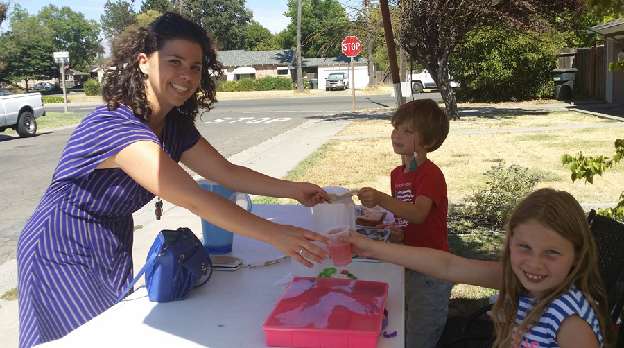 How to Set up a Lemonade Stand for your kids
