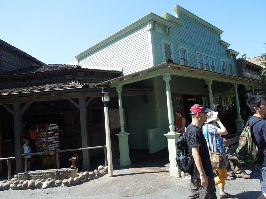 Disneyland Frontierland Streets