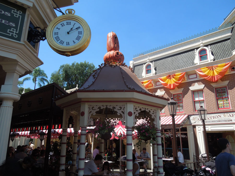 Disneyland Main Street Alley Picture