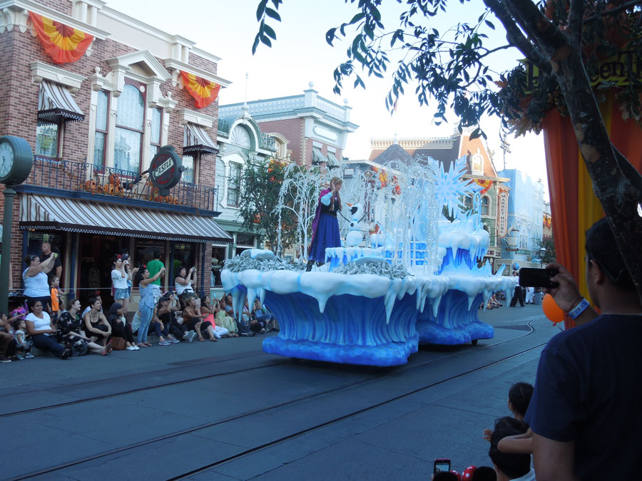 Disneyland Parade in the Day