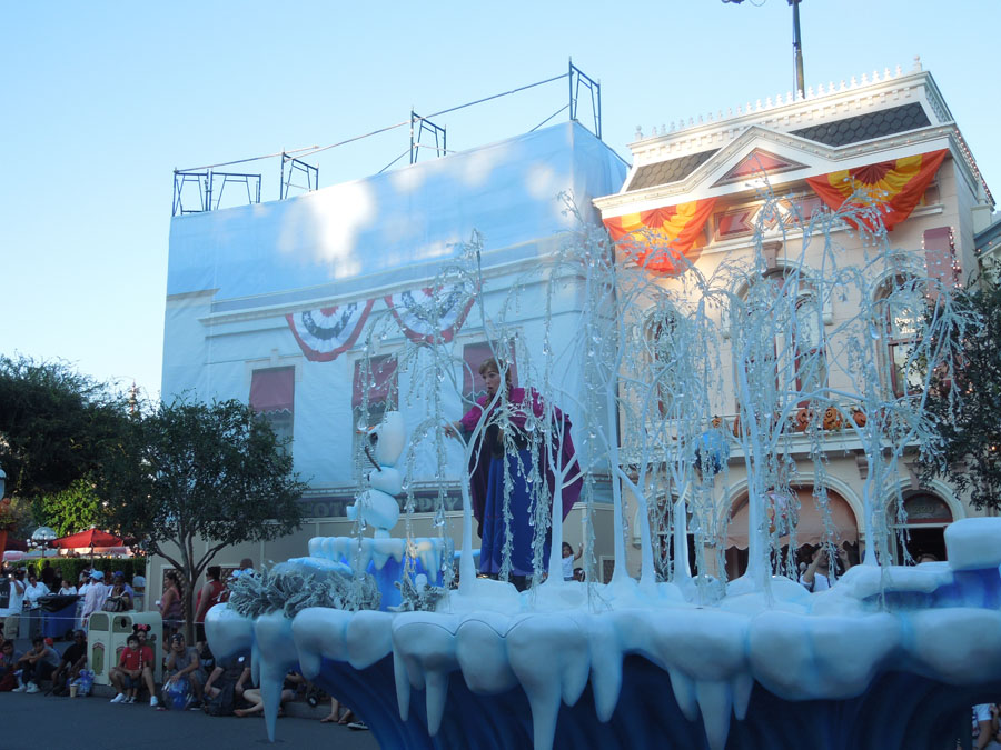 Disneyland Parade in the Day