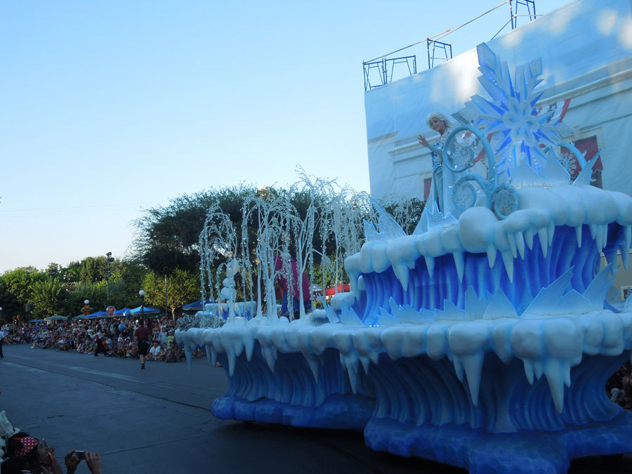 Disneyland Parade in the Day
