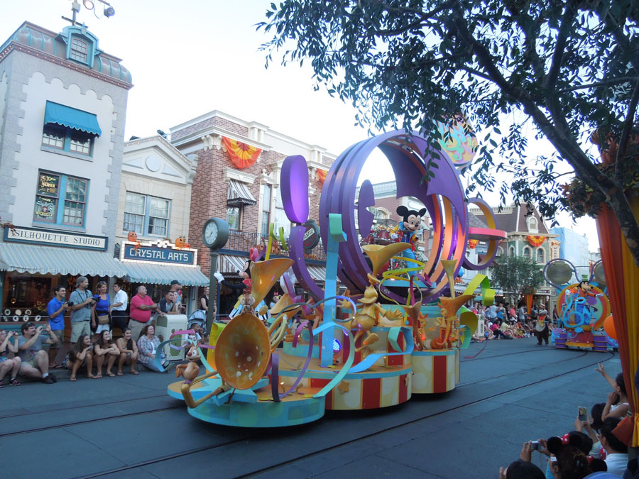 Disneyland Parade in the Day