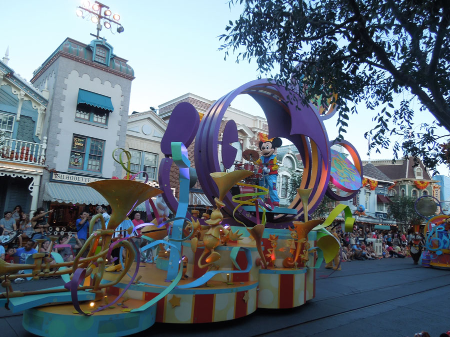 Disneyland Parade in the Day