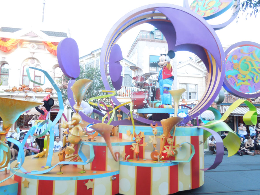Disneyland Parade in the Day