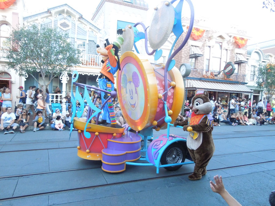 Disneyland Parade in the Day
