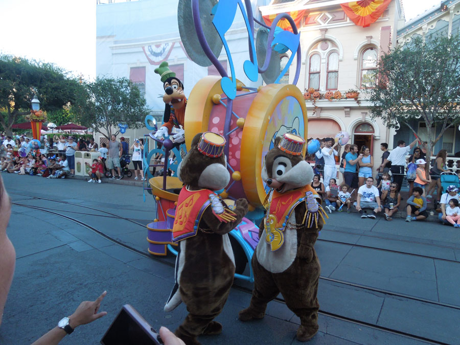 Disneyland Parade in the Day