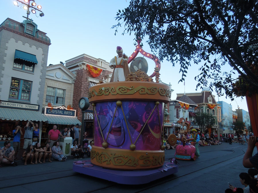 Disneyland Parade in the Day