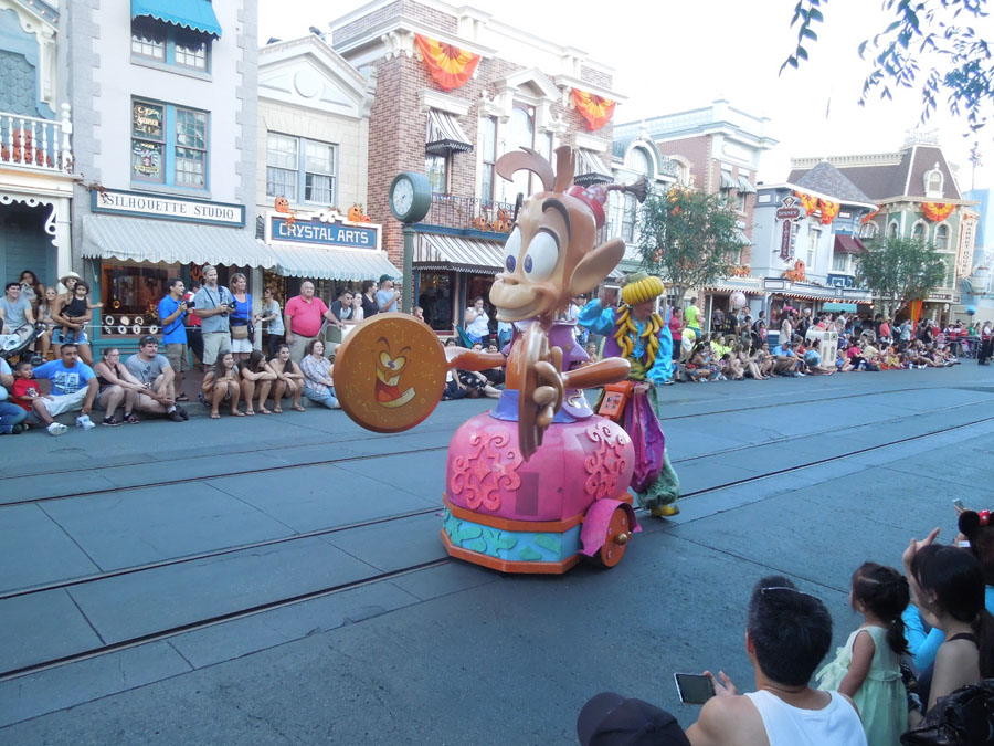 Disneyland Parade in the Day