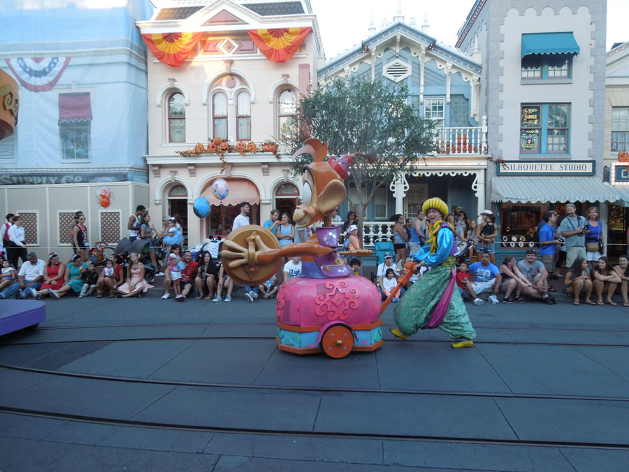 Disneyland Parade in the Day