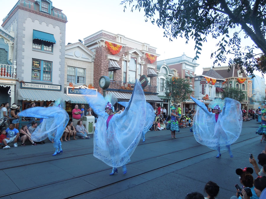 Disneyland Parade in the Day