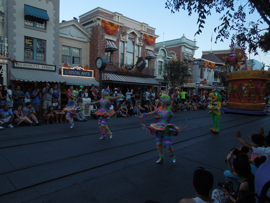 Disneyland Parade in the Day