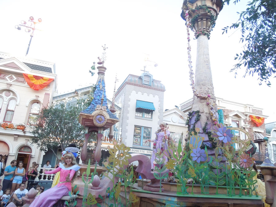Disneyland Parade in the Day