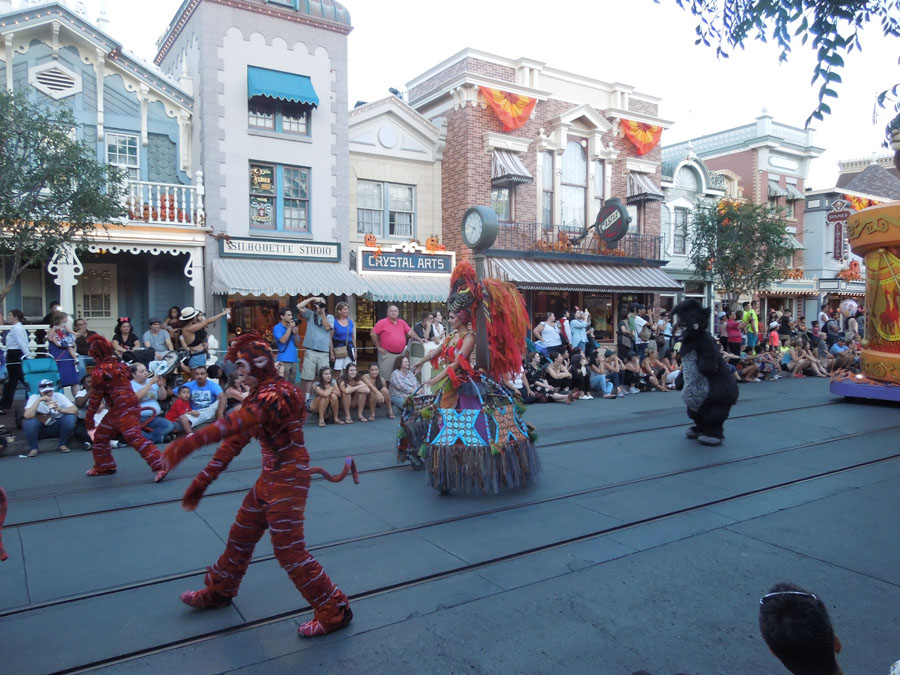 Disneyland Parade in the Day