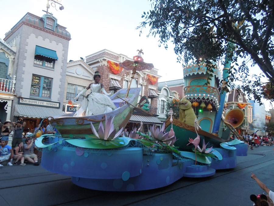 Disneyland Parade in the Day