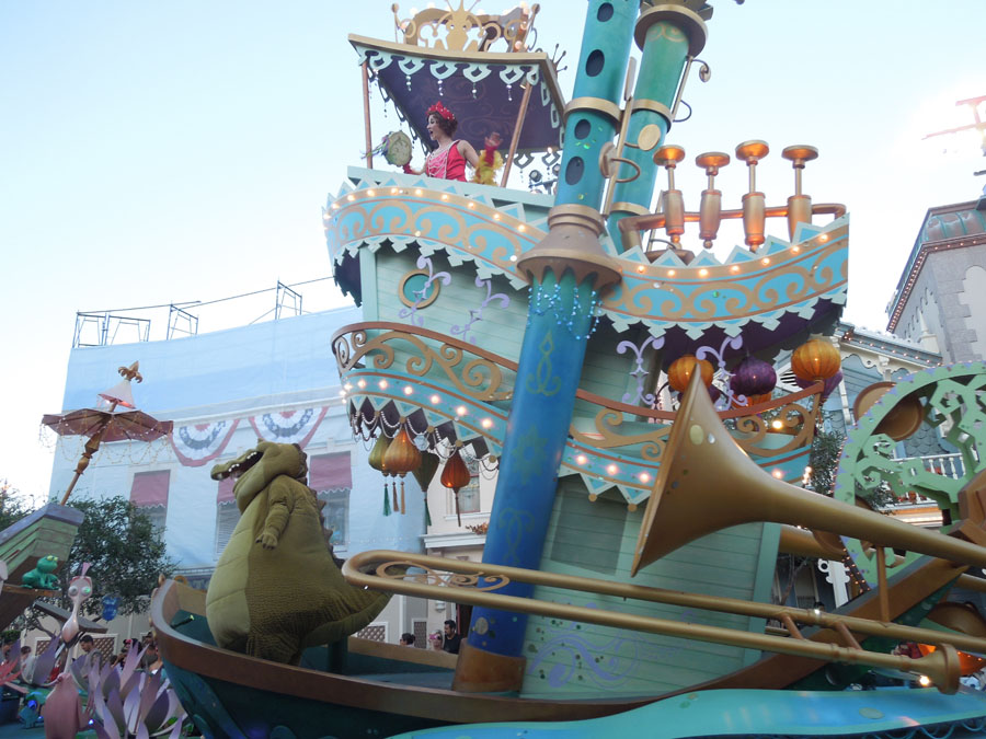 Disneyland Parade in the Day