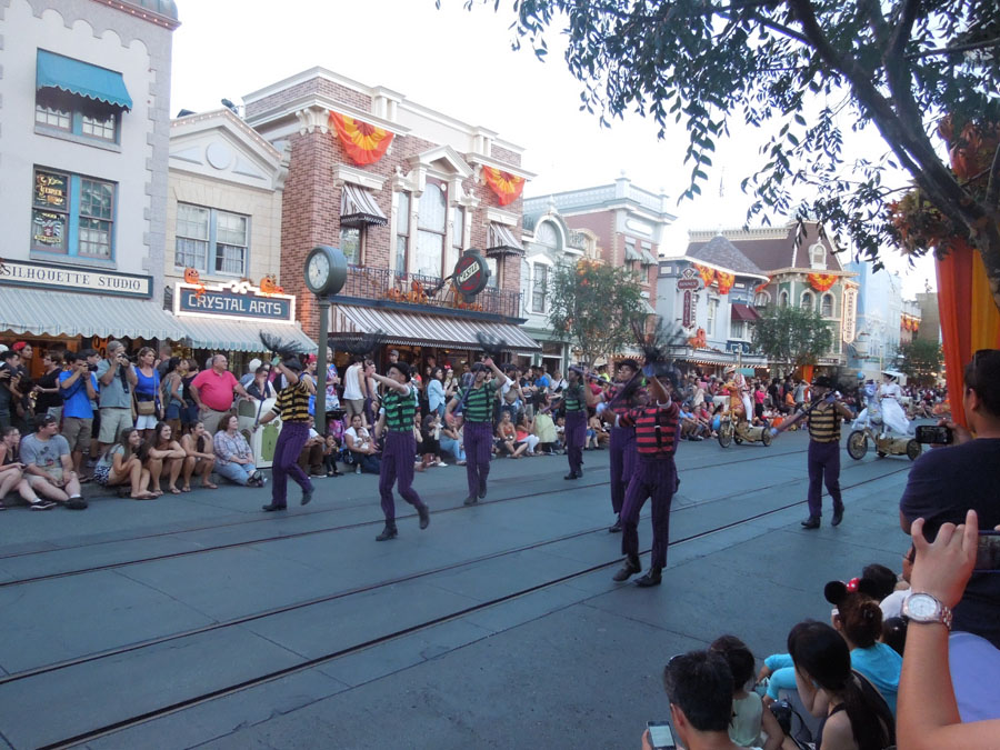 Disneyland Parade in the Day