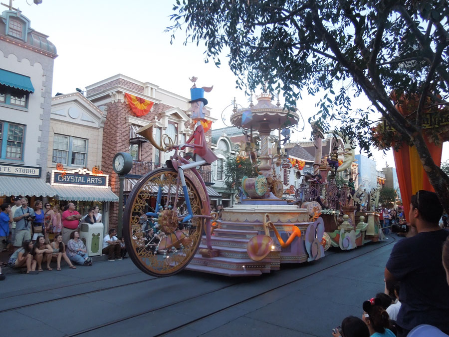 Disneyland Parade in the Day