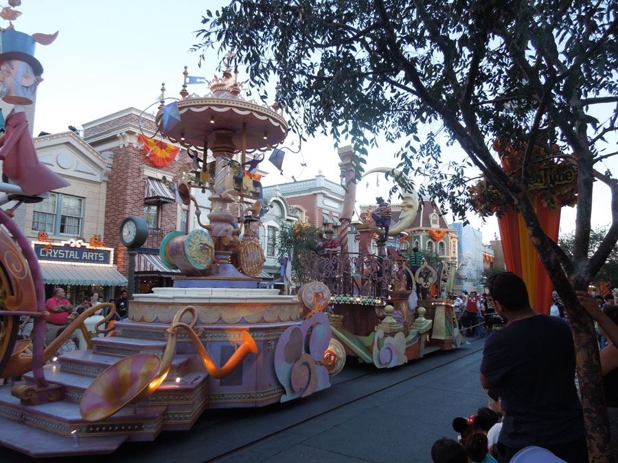 Disneyland Parade in the Day