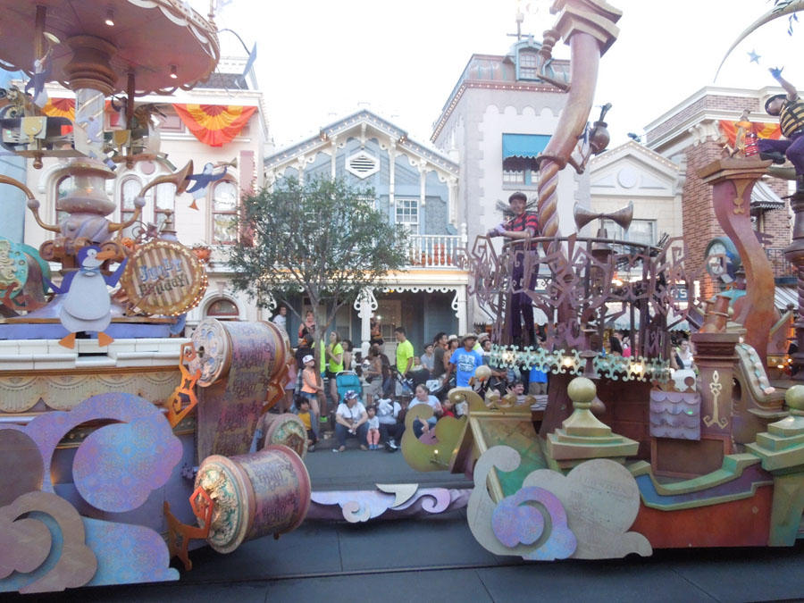 Disneyland Parade in the Day