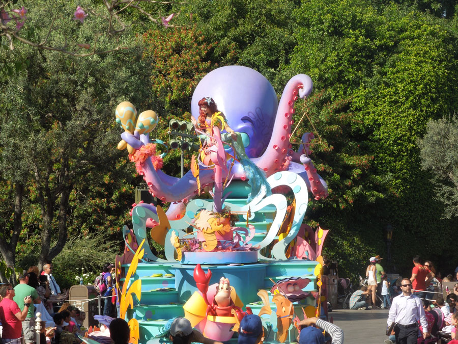 Disneyland Parade in the Day