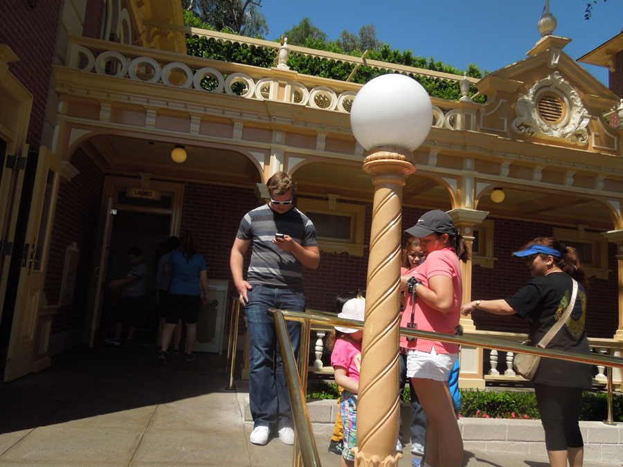 Disneyland Main Street Circle Picture
