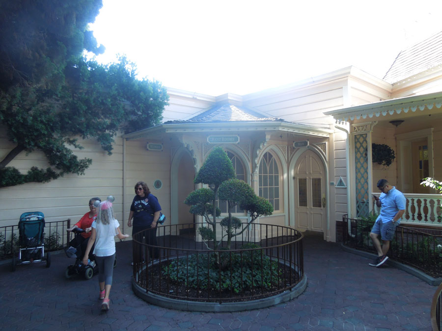Disneyland Plaza Inn Restroom