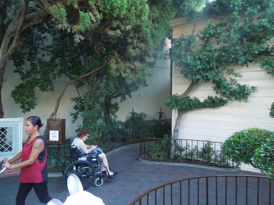 Disneyland Plaza Inn Restroom