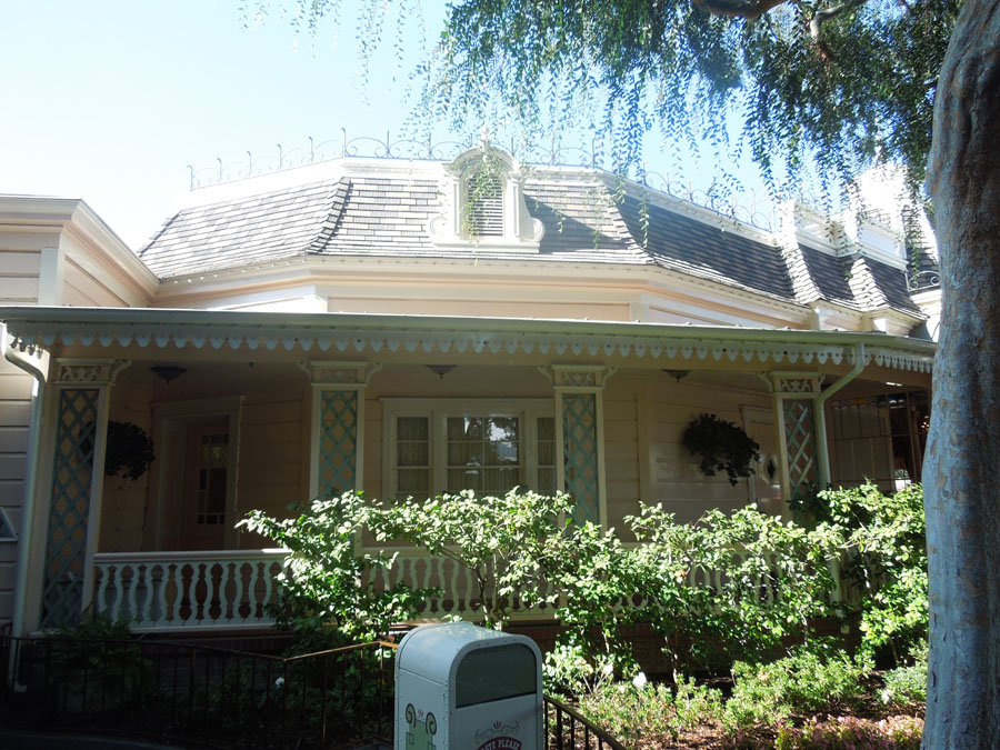 Disneyland Plaza Inn Restroom