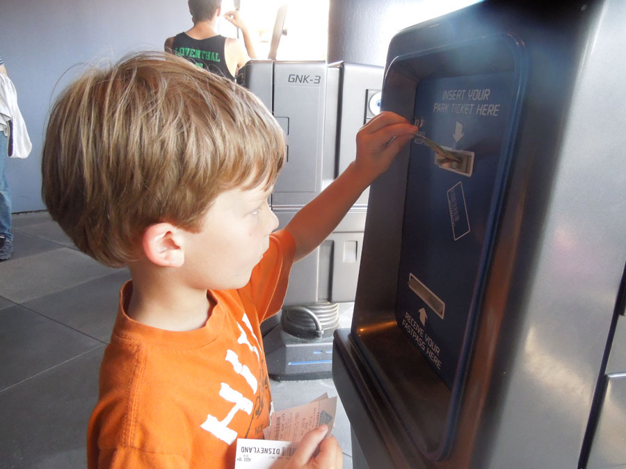 Disneyland Star Tours Fastpass Distribution Point